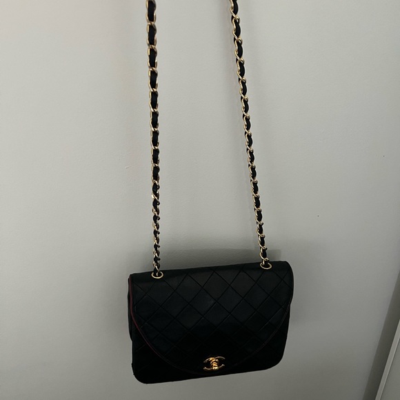 Chanel bag in good condition- 100% Authentic - Picture 3 of 14